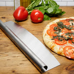 Pizza cutter with pizza