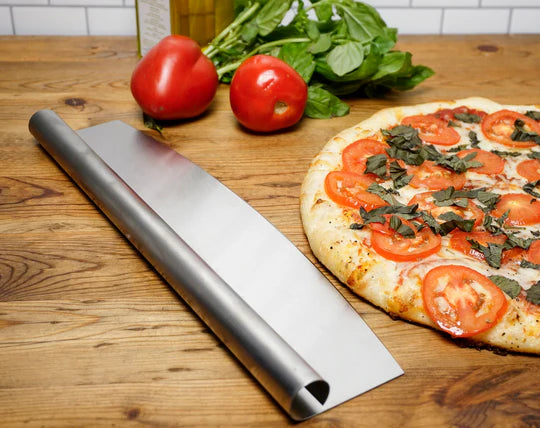 Pizza cutter with pizza