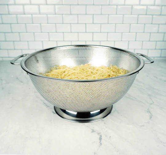 Colander with cooked spaghetti