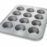 USA Pan Muffin Pan with lid but the picture doesn't show the lid