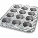 USA Pan Muffin Pan with lid but the picture doesn't show the lid