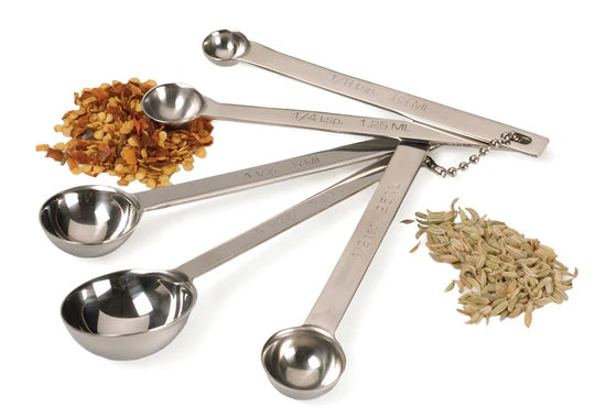 5 measuring spoons with spices