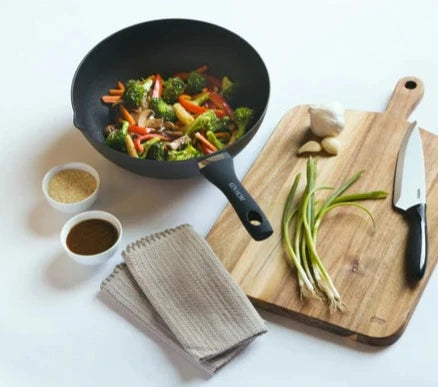 Zyliss Ken Home Wok with ingredients for stir fry