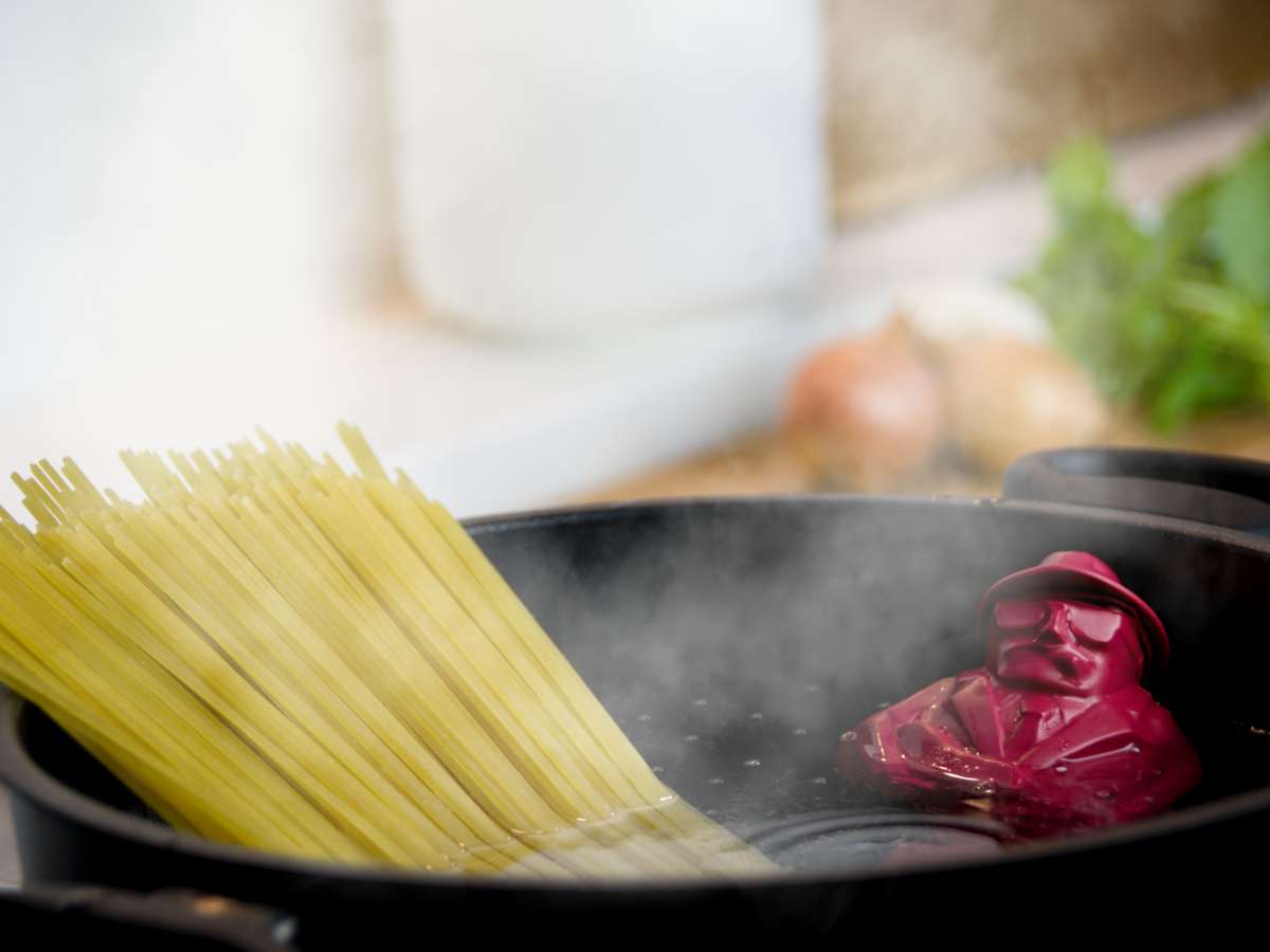 Brainstream Al Dente Pasta Timer lying in a pot of boiling water with pasta