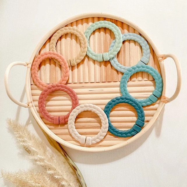 Itzy Ritzy Linking Ring Set Rainbow