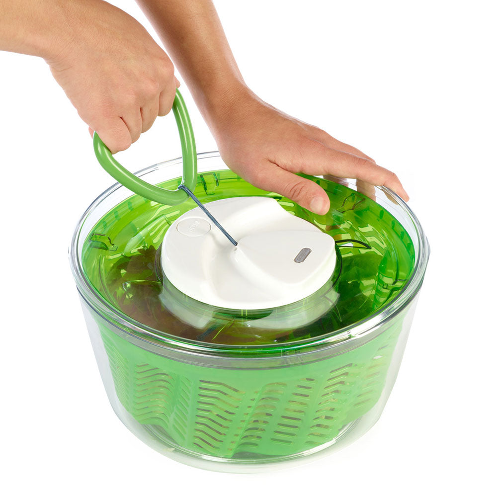 Zyliss Easy Spin Salad Spinner showing pulling mechanism