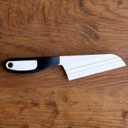 The Cheese Knife in the color black