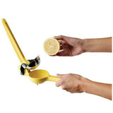 Chefn Fresh Force Lemon Juicer-demonstarting putting a half of lemon in the juicer